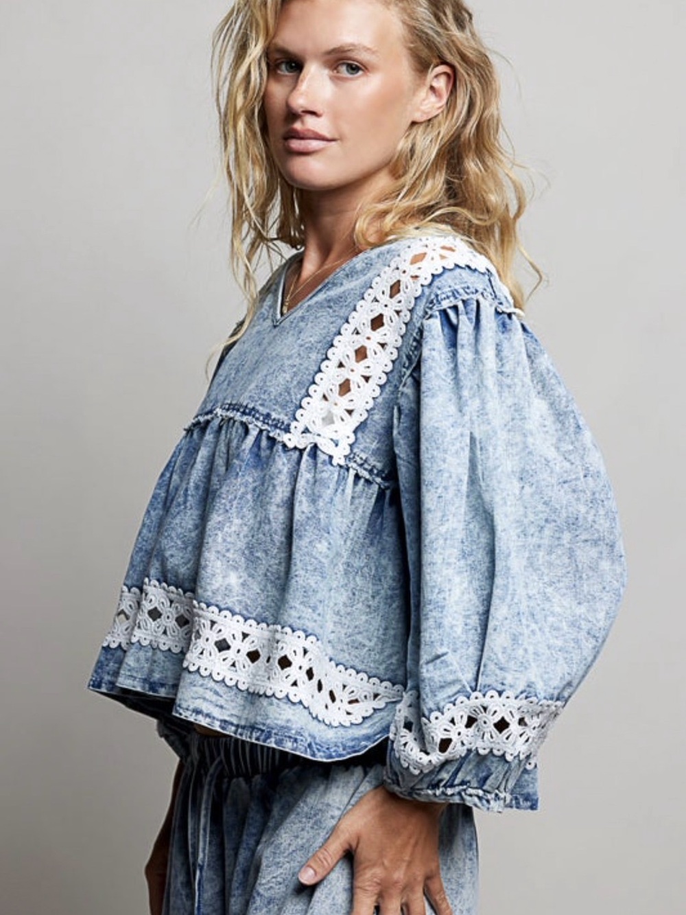 Women's Pol Blue Acid-Wash Lace Trim Peasant Top L - Picture 3 of 4